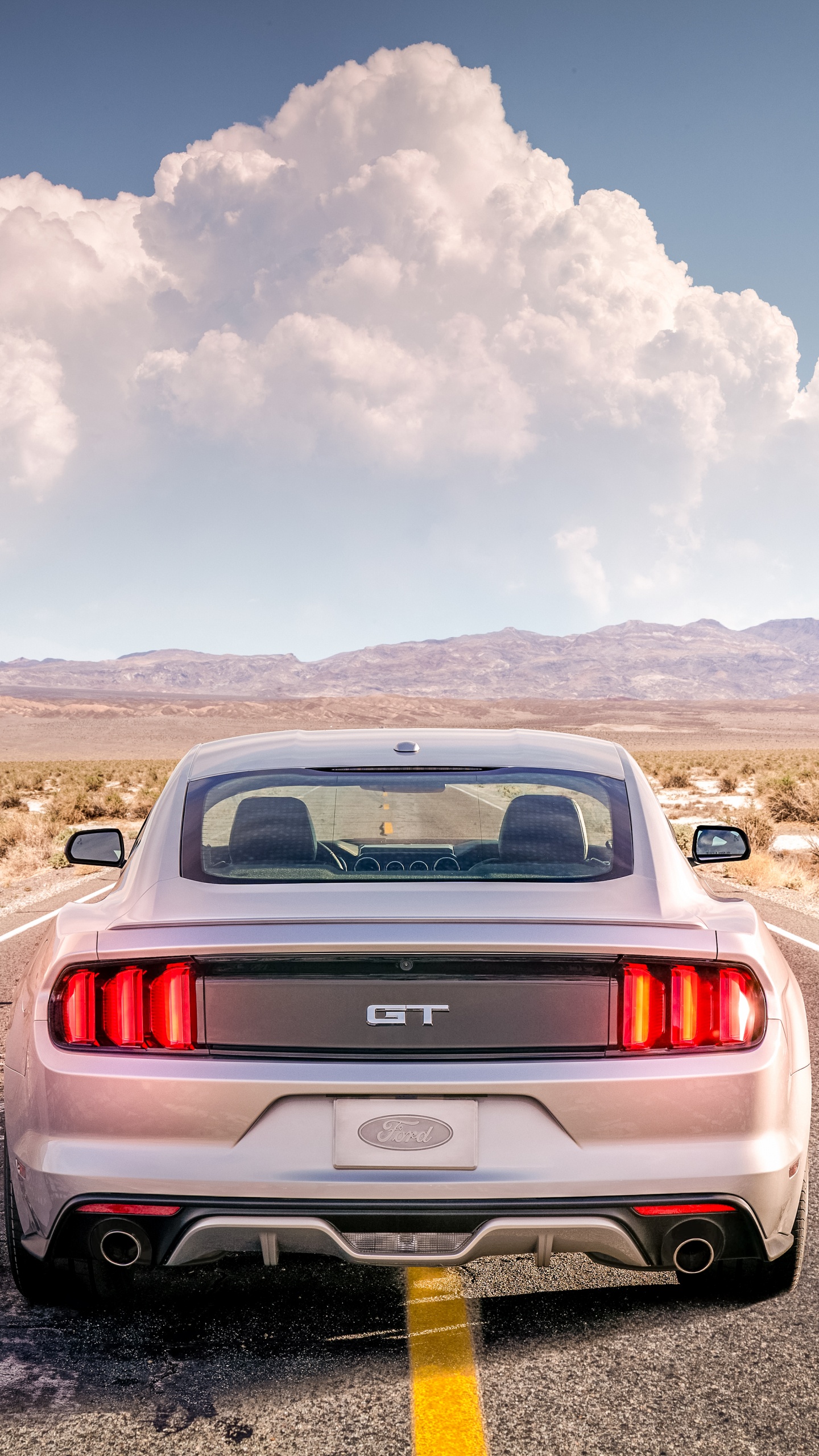 Voiture Rouge Sur Route Pendant la Journée. Wallpaper in 1440x2560 Resolution