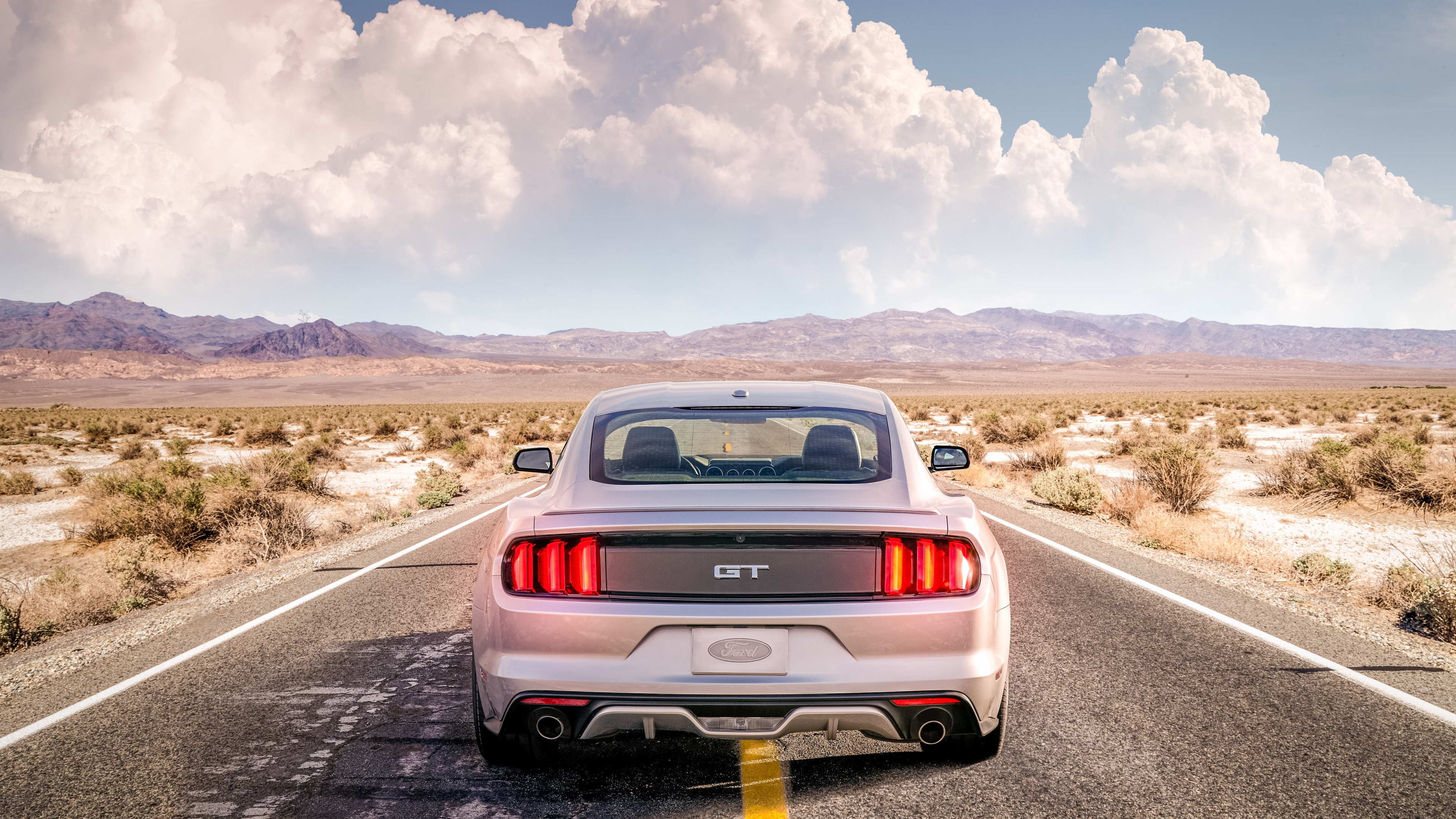 Coche Rojo en la Carretera Durante el Día. Wallpaper in 3840x2160 Resolution
