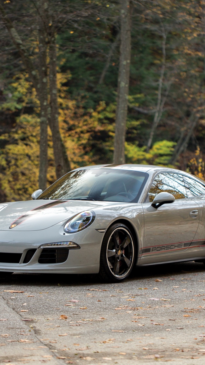 Porsche 911 Argent Sur Route Pendant la Journée. Wallpaper in 720x1280 Resolution