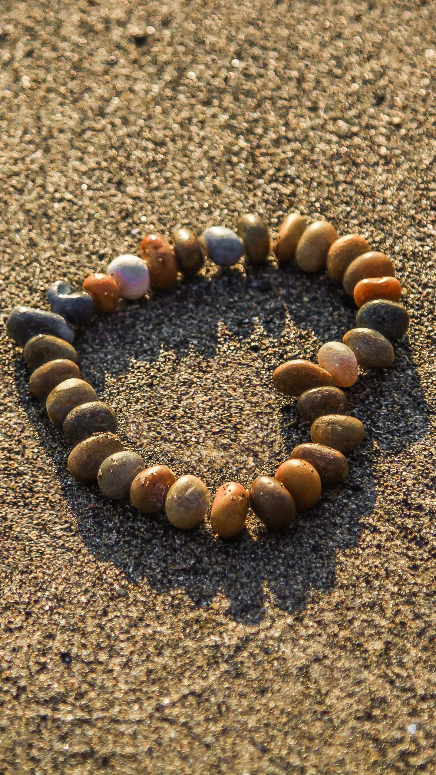 Pierres Brunes et Noires Sur Sable Brun. Wallpaper in 1440x2560 Resolution