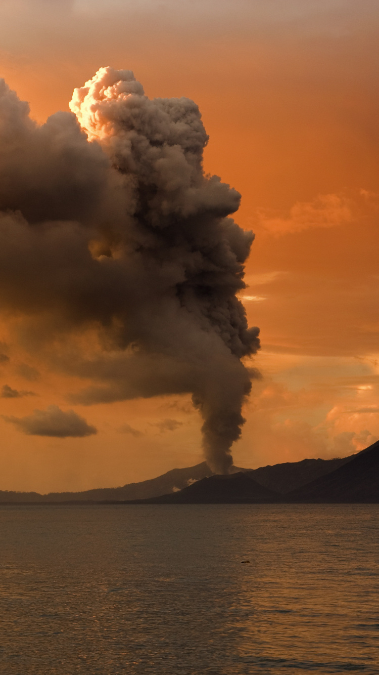 White Clouds Over The Mountain. Wallpaper in 750x1334 Resolution