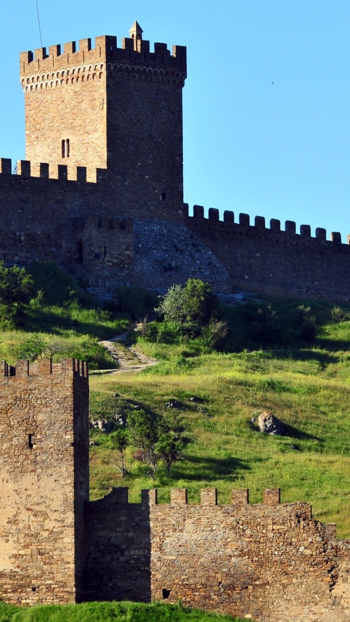 Castillo de Hormigón Gris Bajo un Cielo Azul Durante el Día. Wallpaper in 720x1280 Resolution