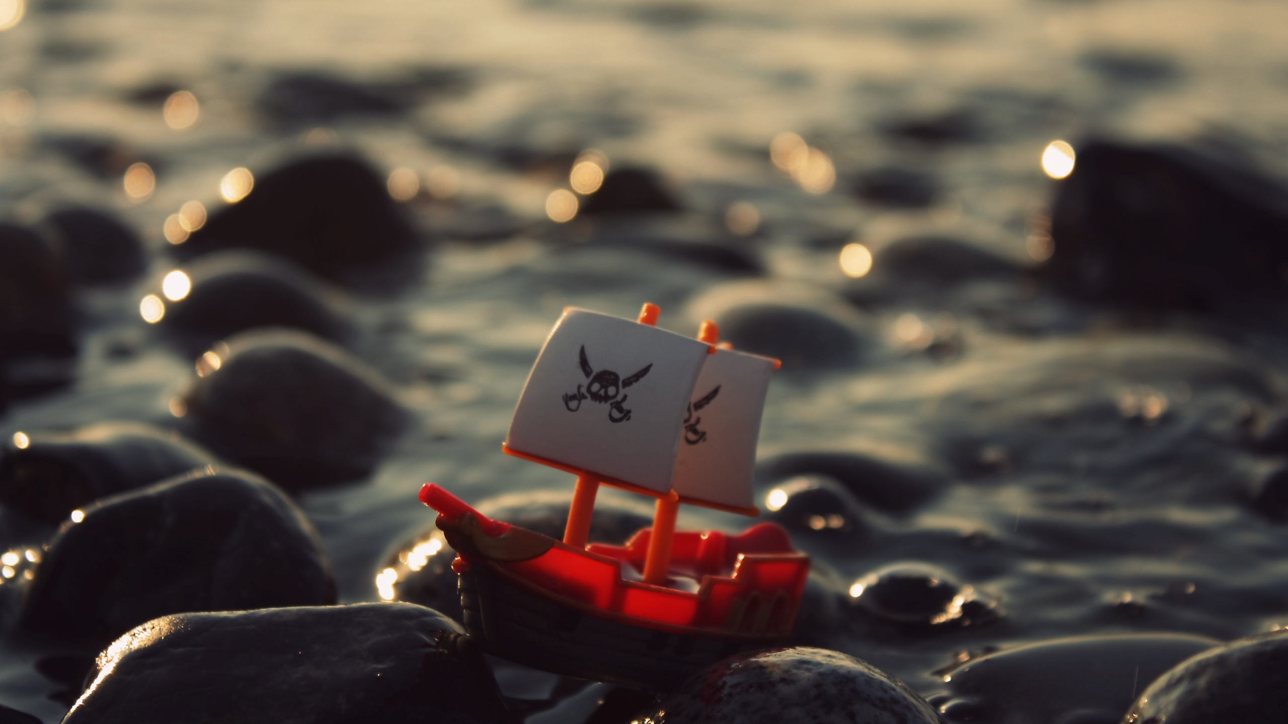 White and Red Plastic Toy. Wallpaper in 2560x1440 Resolution