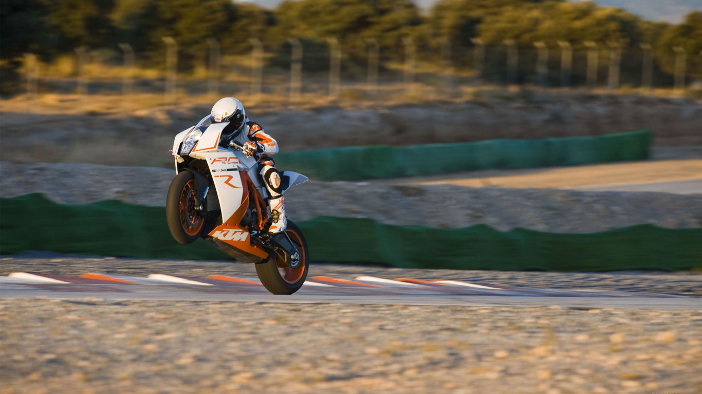 Man Riding Vélo de Sport Orange et Blanc Sur Route Pendant la Journée. Wallpaper in 1366x768 Resolution