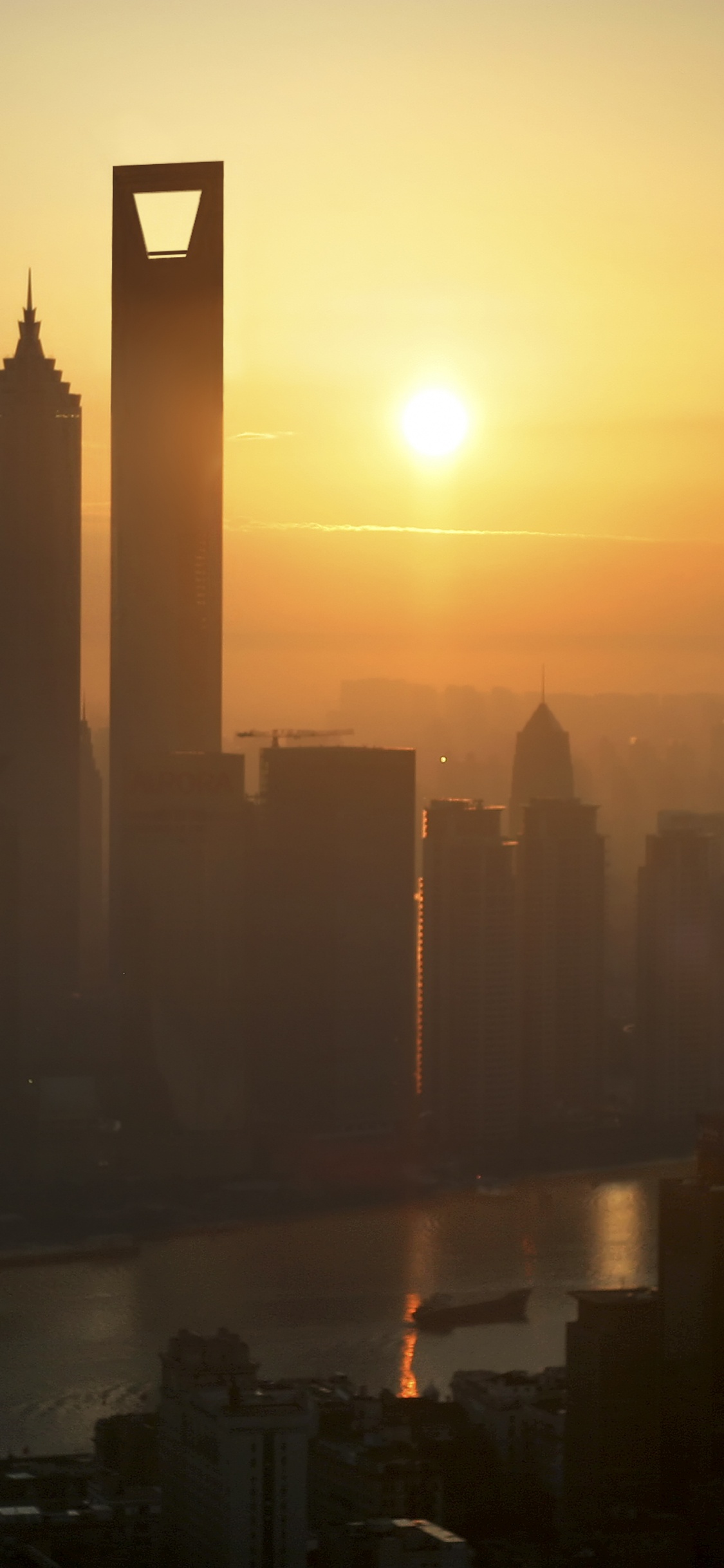 Silueta de Los Edificios de la Ciudad Durante la Puesta de Sol. Wallpaper in 1125x2436 Resolution