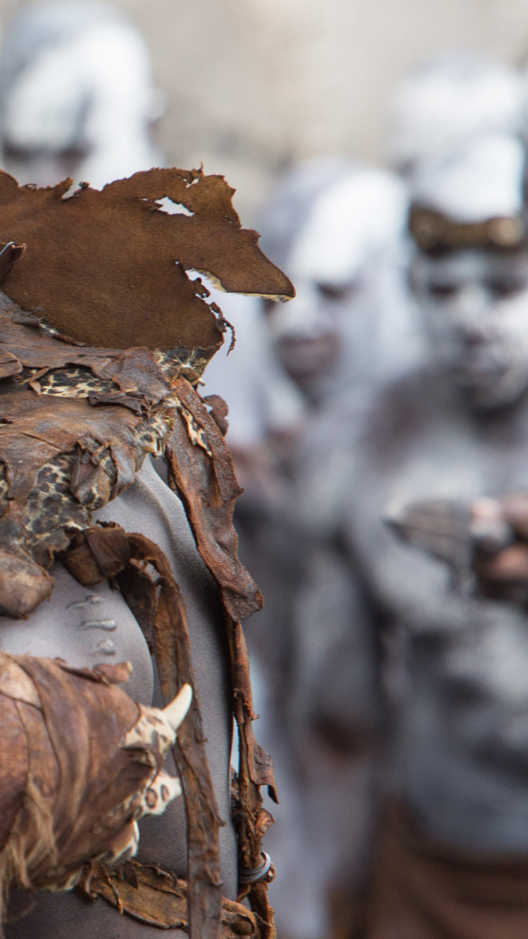 Hombre Con Camisa Floral Marrón y Blanca Con Máscara de Oro. Wallpaper in 750x1334 Resolution