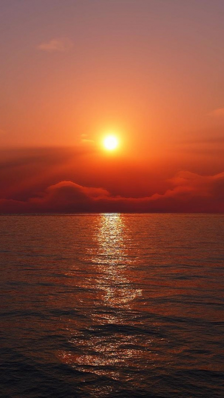 Gewässer Bei Sonnenuntergang. Wallpaper in 750x1334 Resolution