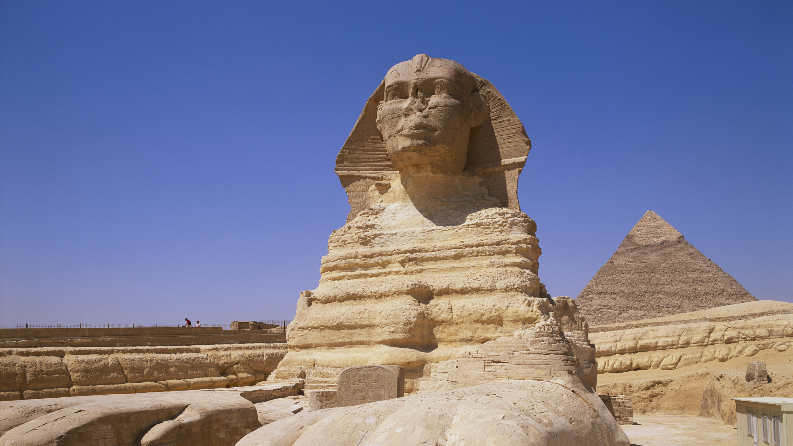 Brown Concrete Statue Under Blue Sky During Daytime. Wallpaper in 2560x1440 Resolution