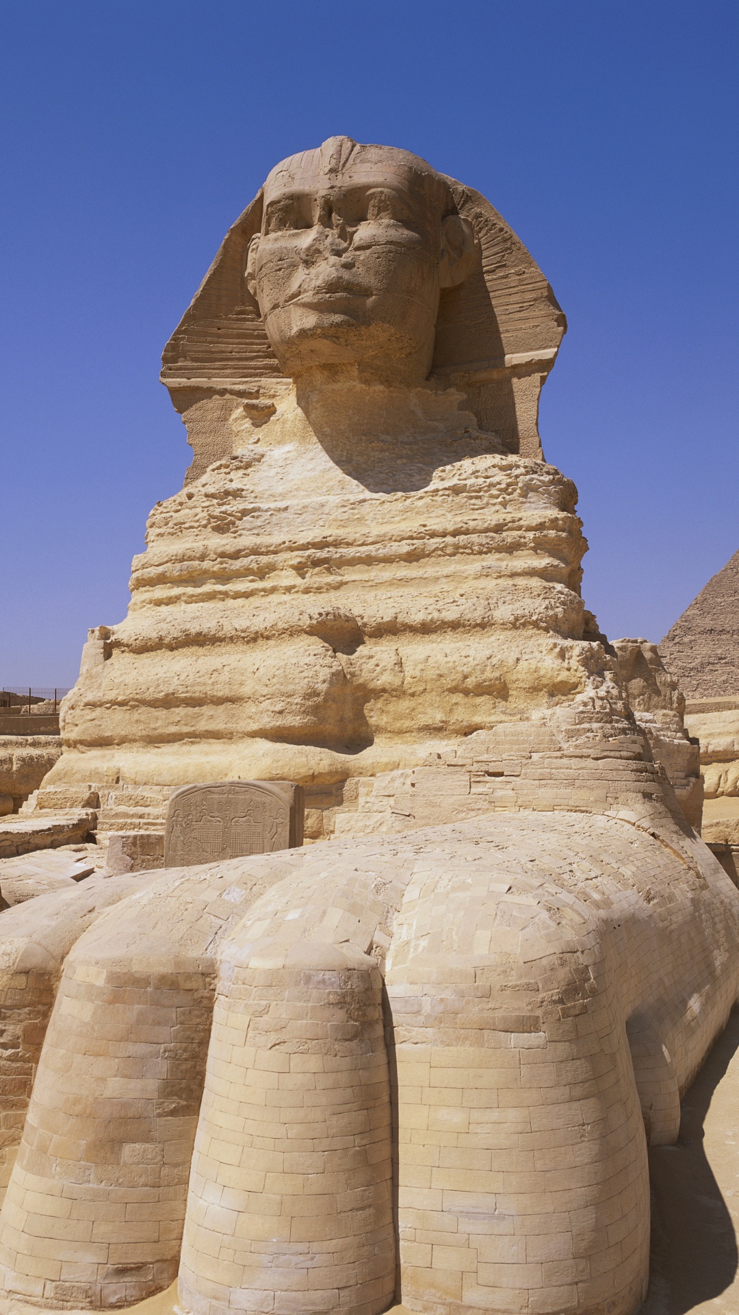 Statue en Béton Marron Sous Ciel Bleu Pendant la Journée. Wallpaper in 1080x1920 Resolution