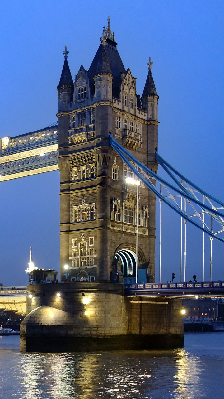 Pont Sur la Rivière Pendant la Nuit. Wallpaper in 720x1280 Resolution