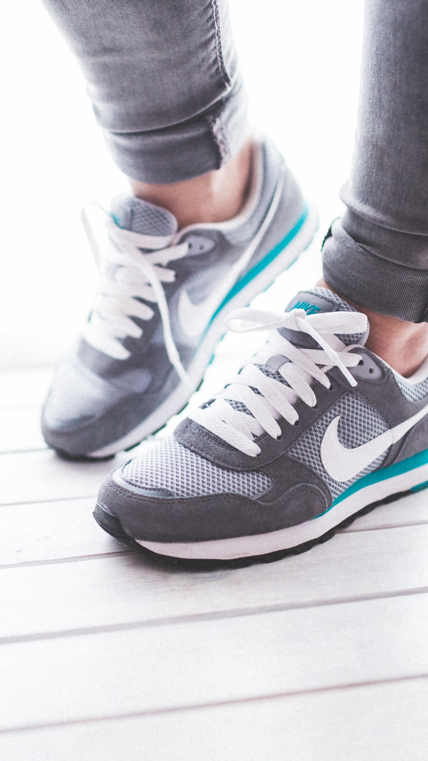 Personne en Baskets Nike Grises et Blanches. Wallpaper in 1440x2560 Resolution