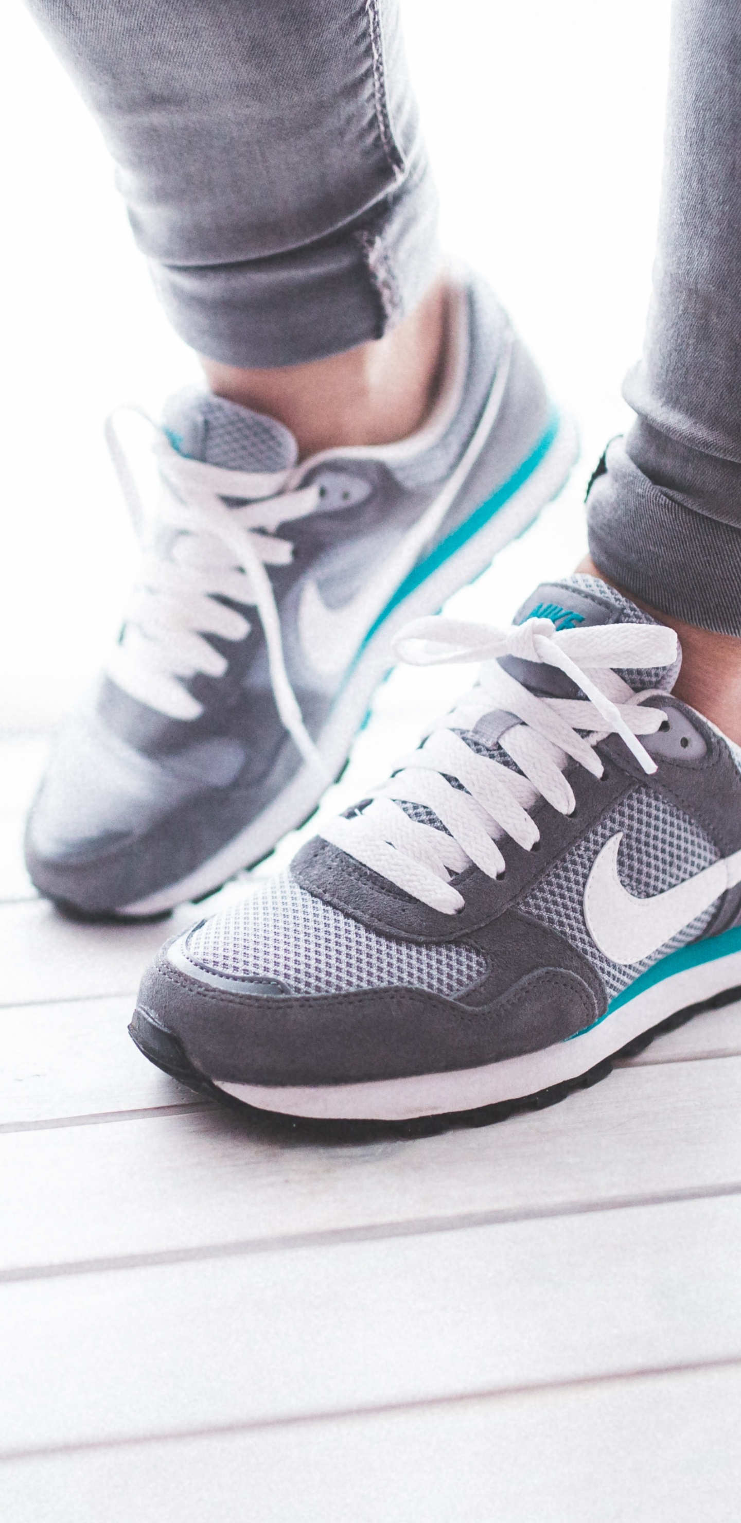 Personne en Baskets Nike Grises et Blanches. Wallpaper in 1440x2960 Resolution