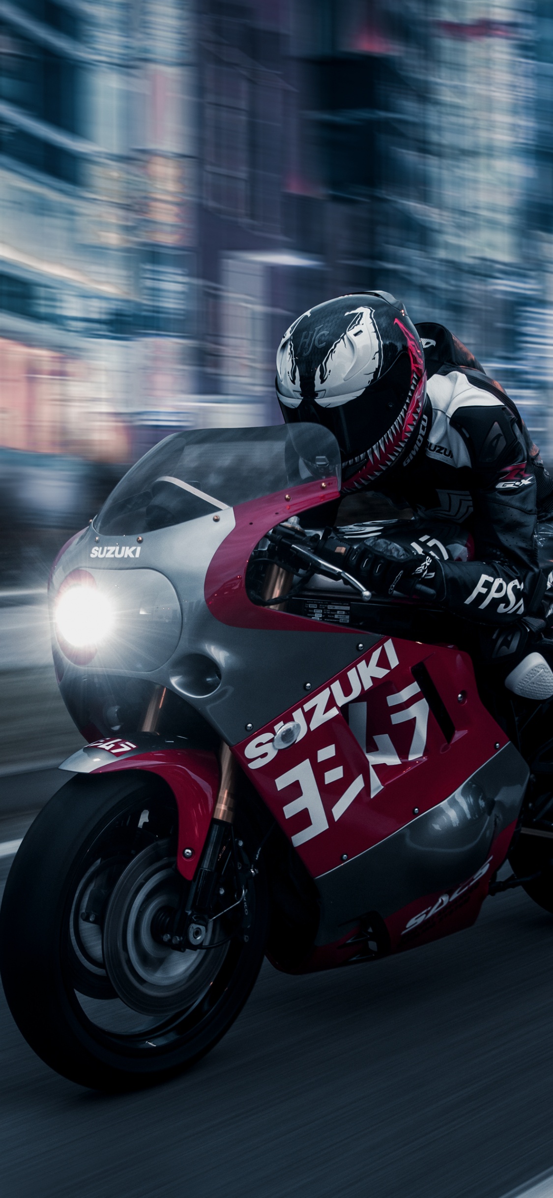 Hombre en Casco de Motocicleta Negro y Rojo Montado en Bicicleta Deportiva Roja y Negra. Wallpaper in 1125x2436 Resolution