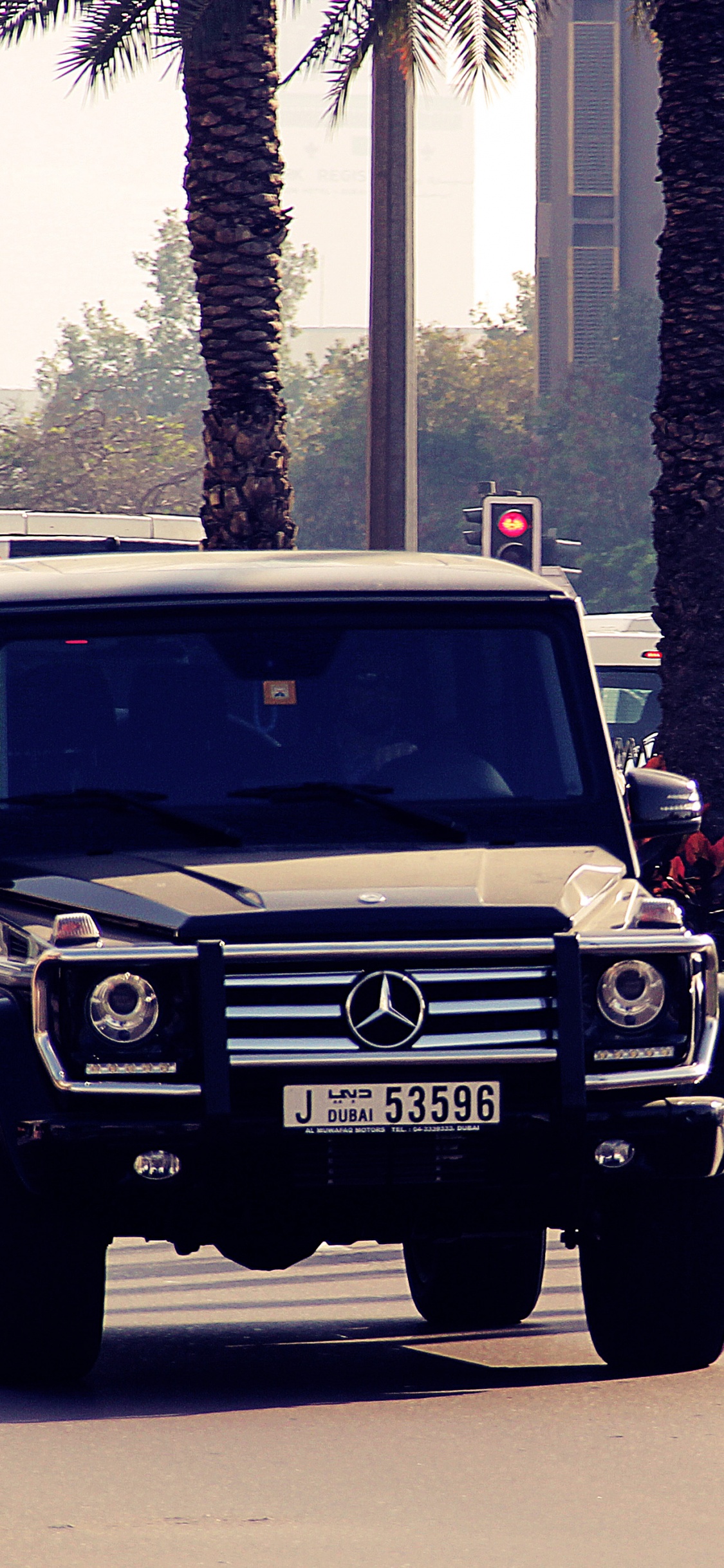 Schwarzer Jeep Wrangler Tagsüber Unterwegs. Wallpaper in 1125x2436 Resolution