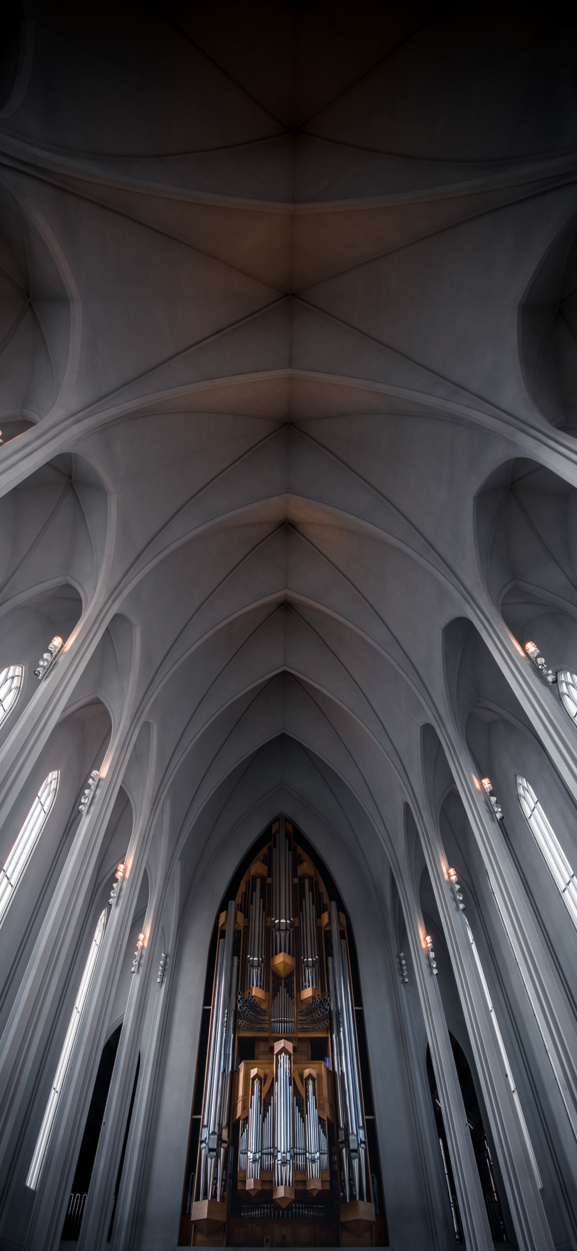 Weiße Und Braune Holzkirche. Wallpaper in 1125x2436 Resolution