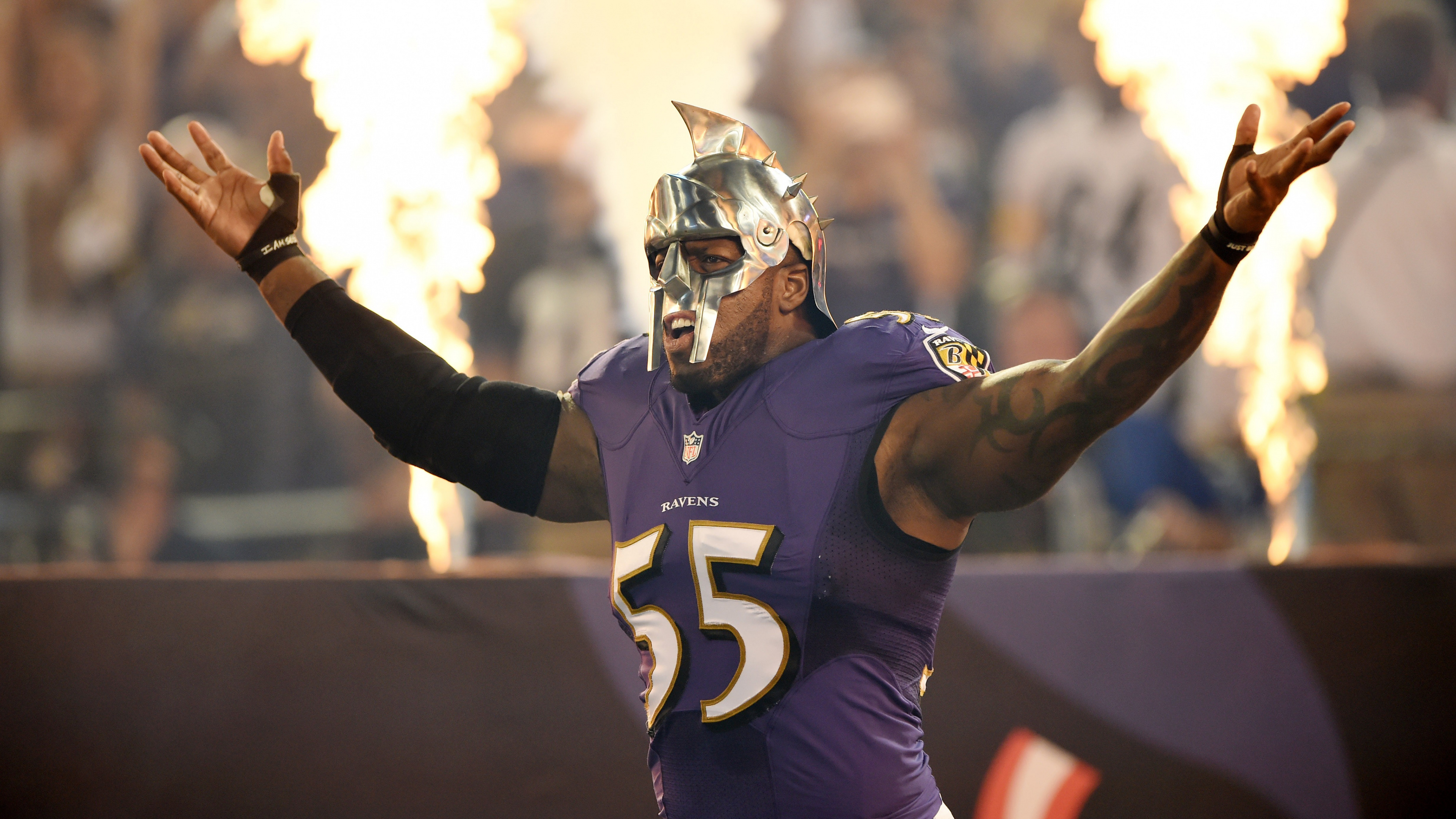 Hombre en Camiseta de Fútbol Azul y Blanco. Wallpaper in 3840x2160 Resolution