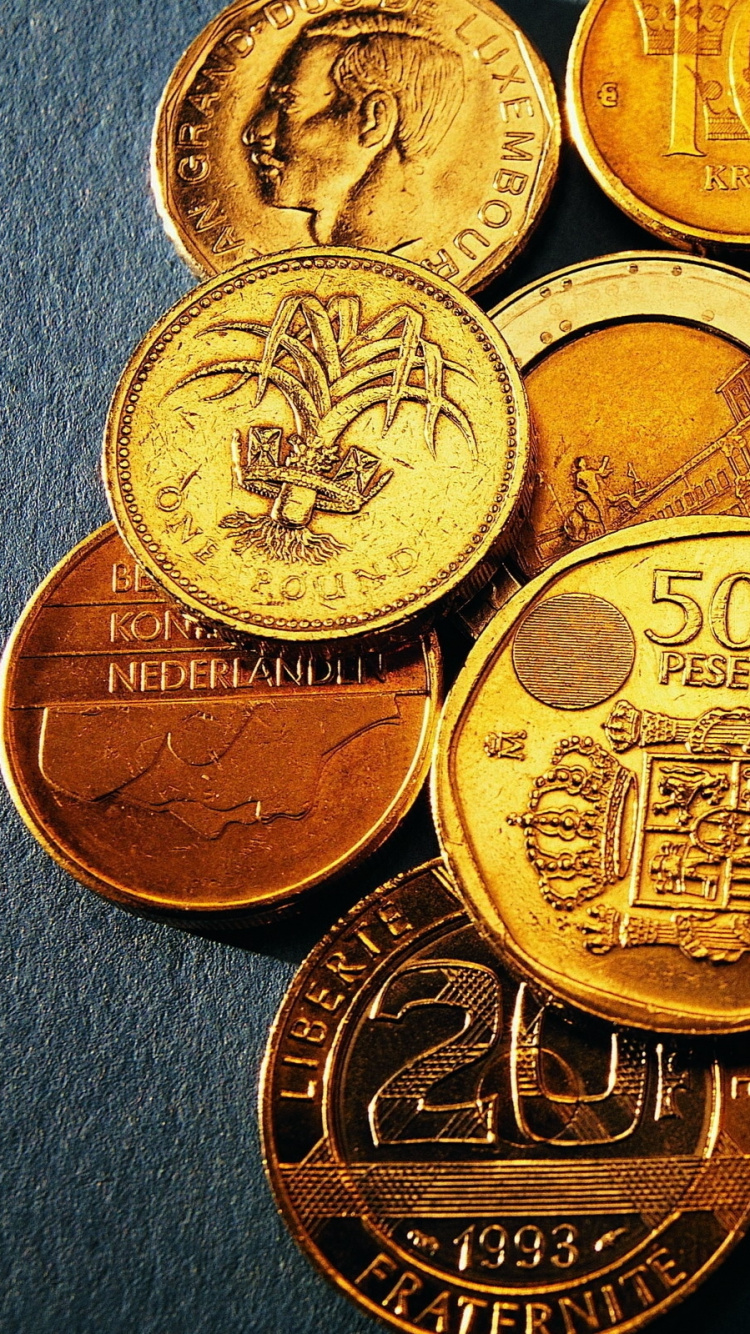 Runde Goldmünzen Auf Braunem Holztisch. Wallpaper in 750x1334 Resolution