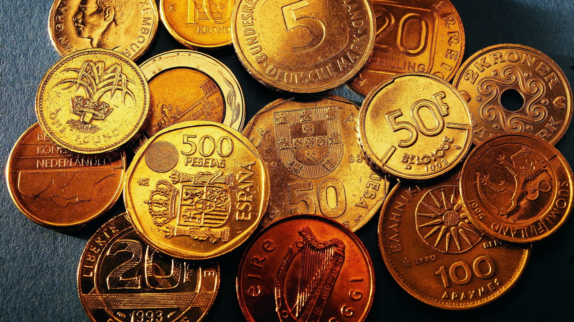 Monedas Redondas de Oro Sobre Mesa de Madera Marrón. Wallpaper in 1920x1080 Resolution