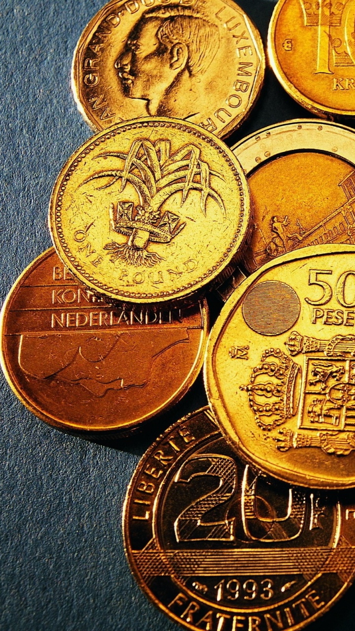 Monedas Redondas de Oro Sobre Mesa de Madera Marrón. Wallpaper in 720x1280 Resolution