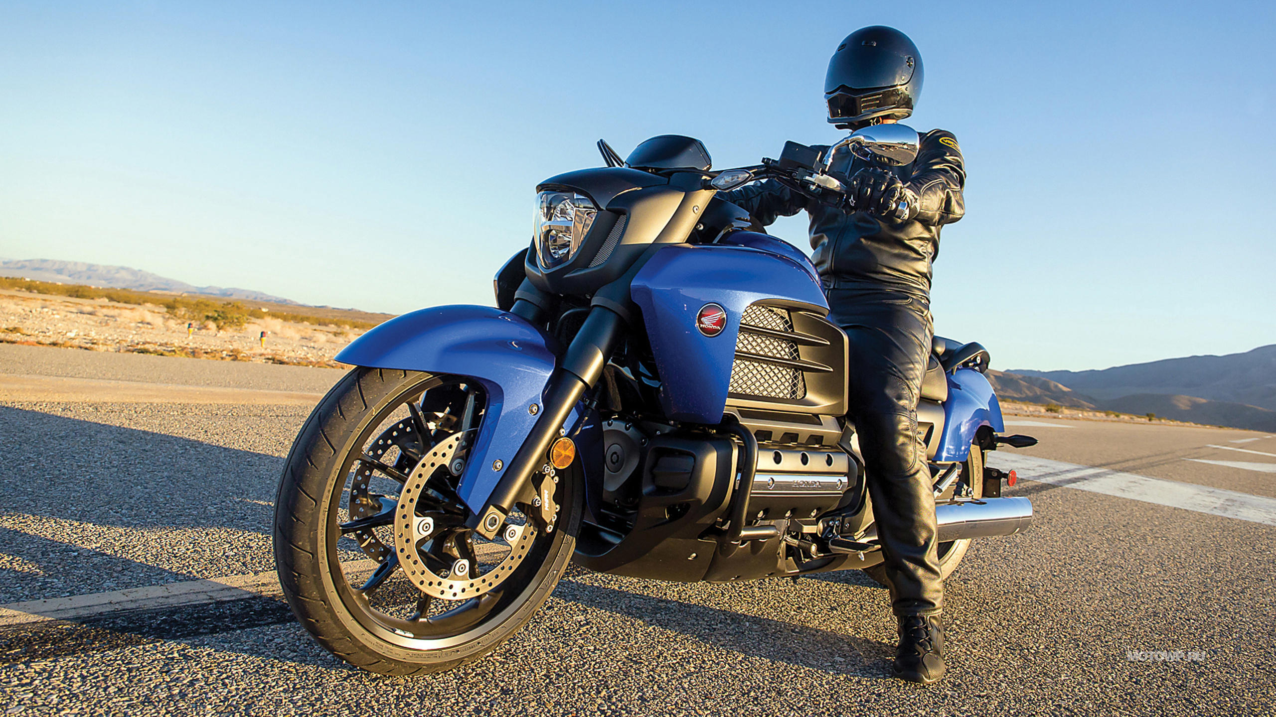 Man in Black Leather Jacket and Black Pants Riding Blue and Black Motorcycle. Wallpaper in 2560x1440 Resolution