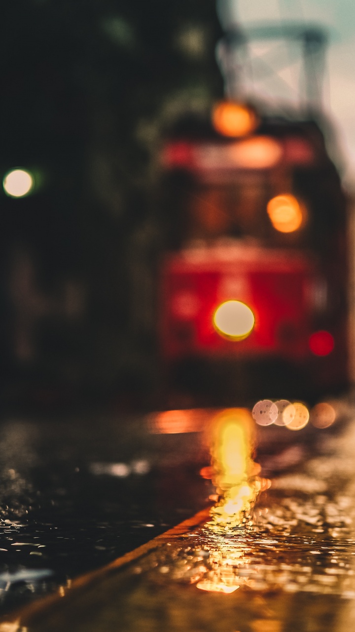 Autobús Rojo y Blanco en la Carretera Durante el Día.. Wallpaper in 720x1280 Resolution