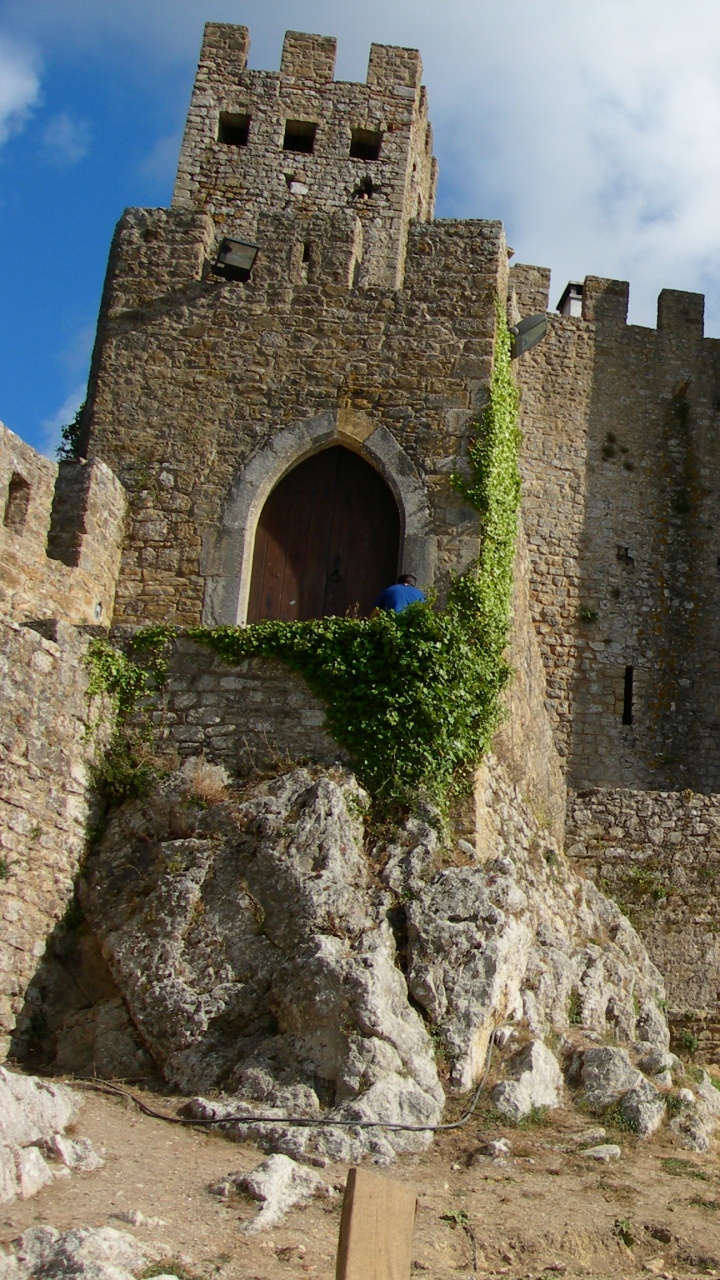Mujer de Chaqueta Roja de Pie Sobre la Formación Rocosa Durante el Día. Wallpaper in 720x1280 Resolution