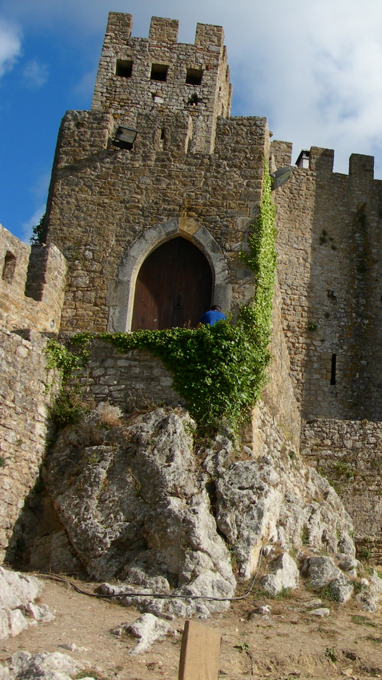 Mujer de Chaqueta Roja de Pie Sobre la Formación Rocosa Durante el Día. Wallpaper in 750x1334 Resolution