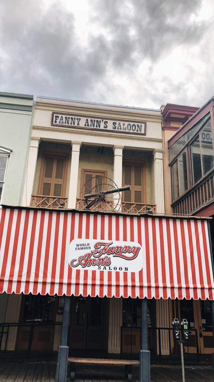 Hito, Inmueble, Faade, Fachada, Toldo. Wallpaper in 750x1334 Resolution