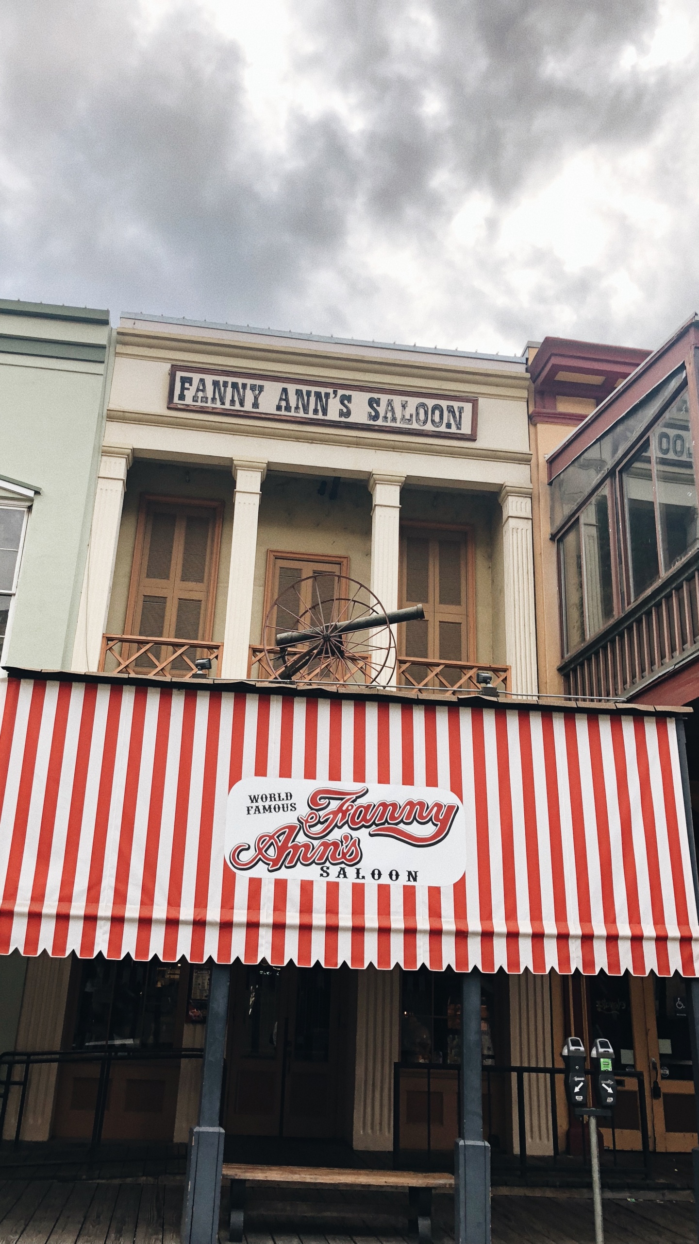 Immobilier, Façade, Auvent, Fer, la Signalisation. Wallpaper in 1440x2560 Resolution