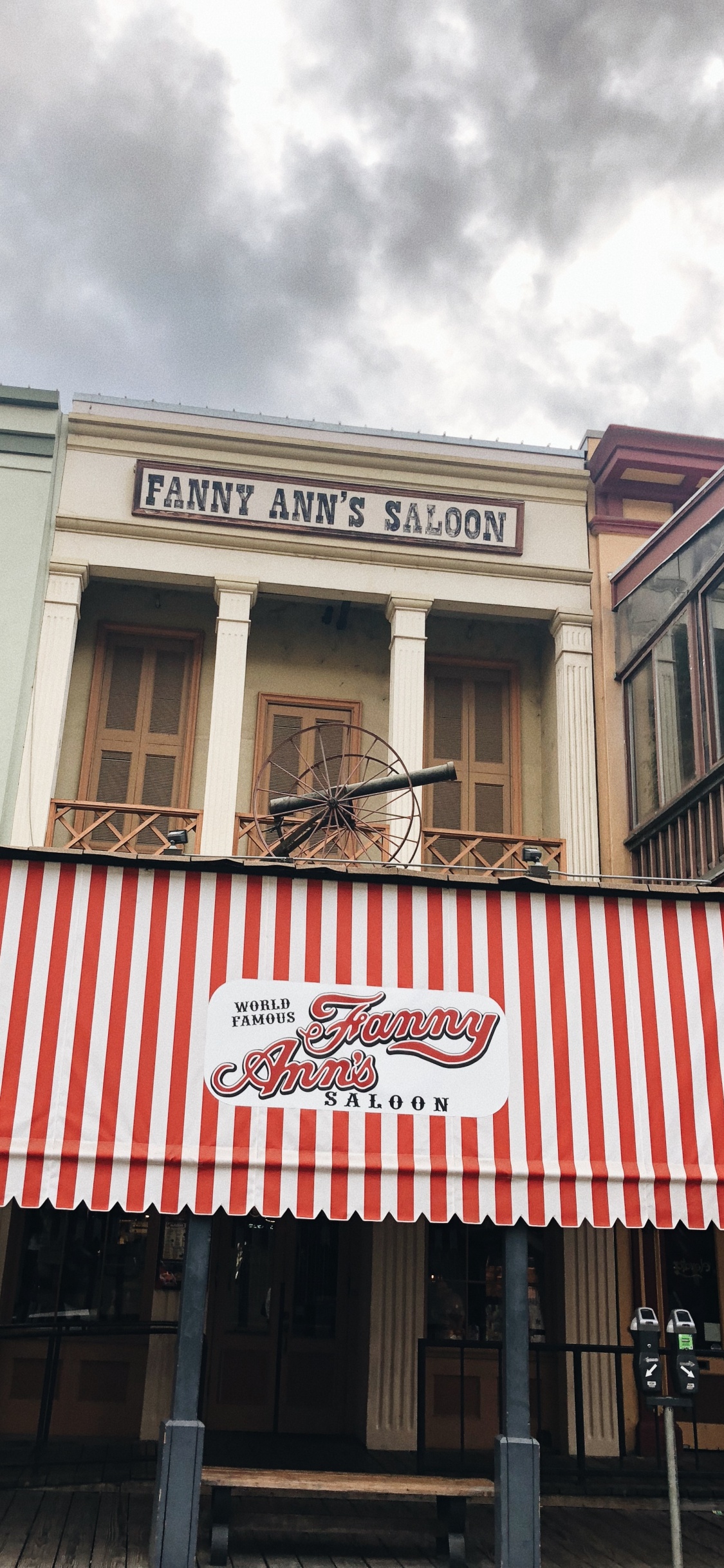 Landmark, Real Estate, Faade, Facade, Awning. Wallpaper in 1125x2436 Resolution