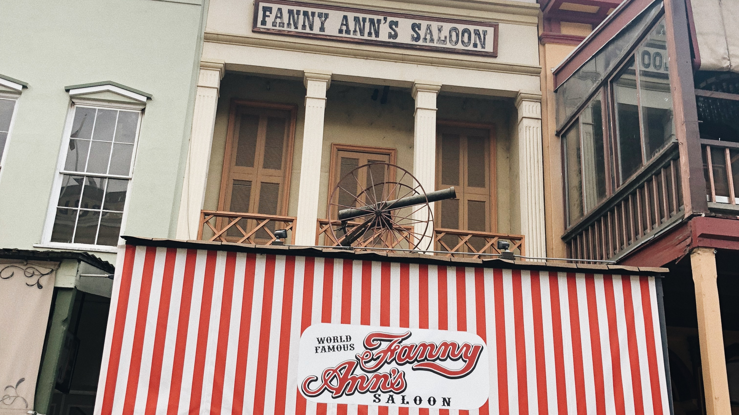 Landmark, Real Estate, Faade, Facade, Awning. Wallpaper in 2560x1440 Resolution