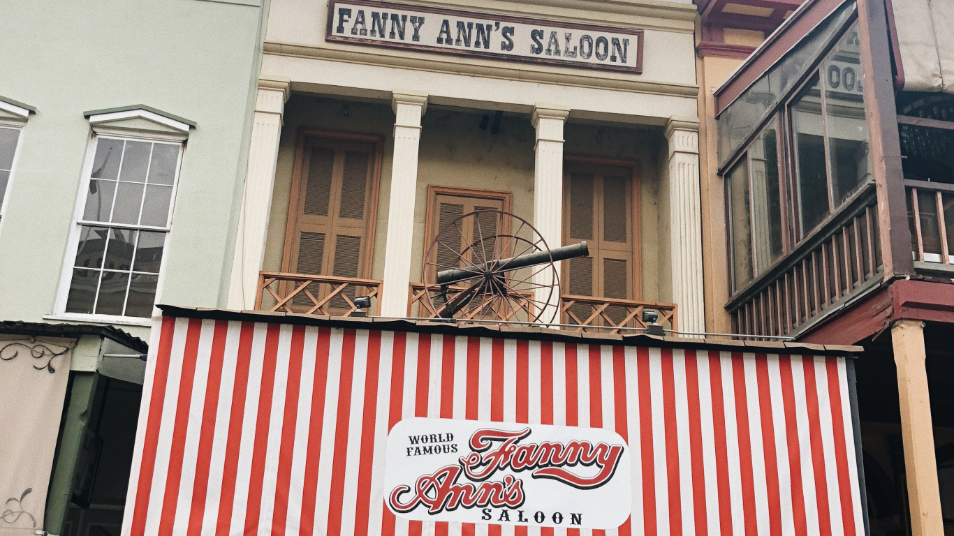 Wahrzeichen, Immobilie, Fassade, Markise, Eisen. Wallpaper in 1366x768 Resolution