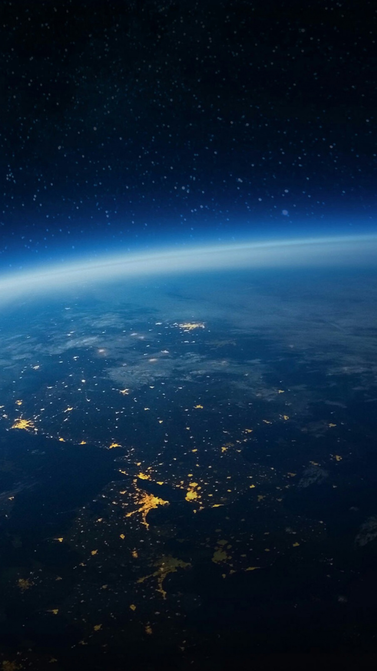 Vista Aérea de la Ciudad Durante la Noche.. Wallpaper in 750x1334 Resolution