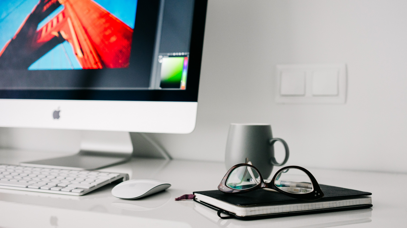 Imac Argenté à Côté de Lunettes à Monture Noire et D'une Tasse en Céramique Noire Sur un Tableau Blanc. Wallpaper in 1366x768 Resolution