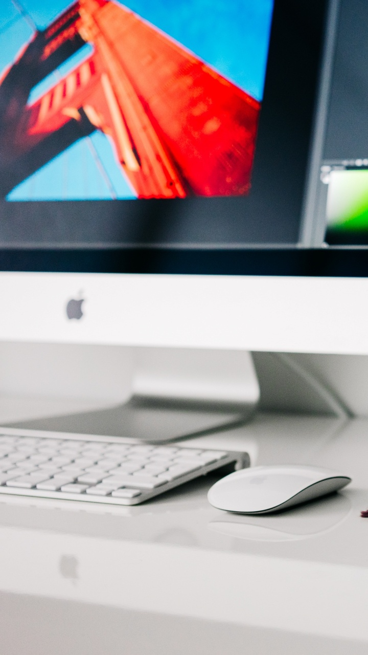 Imac Argenté à Côté de Lunettes à Monture Noire et D'une Tasse en Céramique Noire Sur un Tableau Blanc. Wallpaper in 720x1280 Resolution