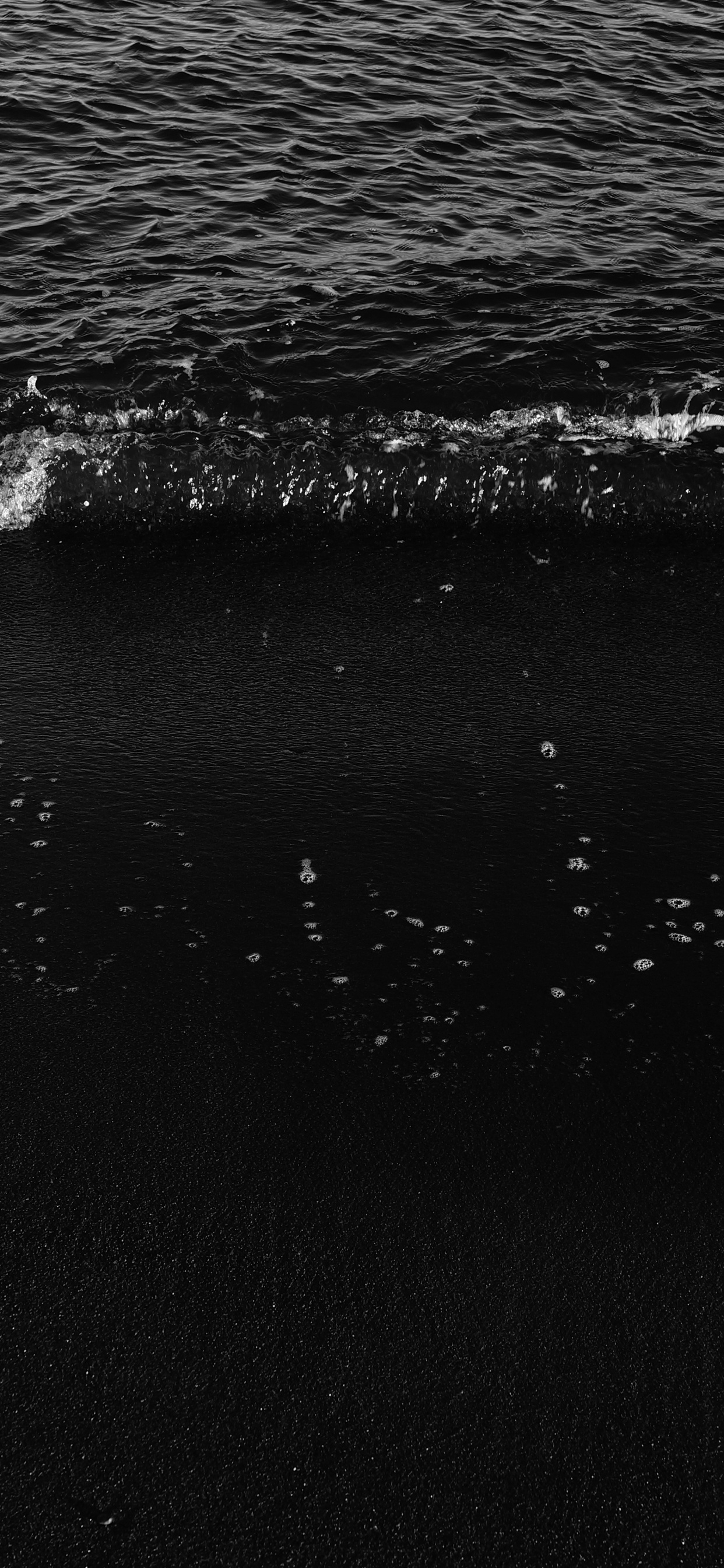 Wasserwellen, Die Das Ufer Treffen. Wallpaper in 1242x2688 Resolution