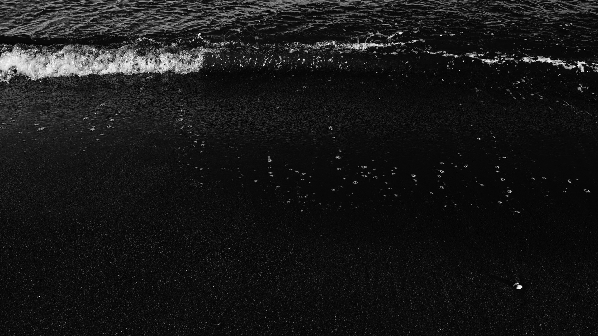 Water Waves Hitting The Shore. Wallpaper in 1920x1080 Resolution