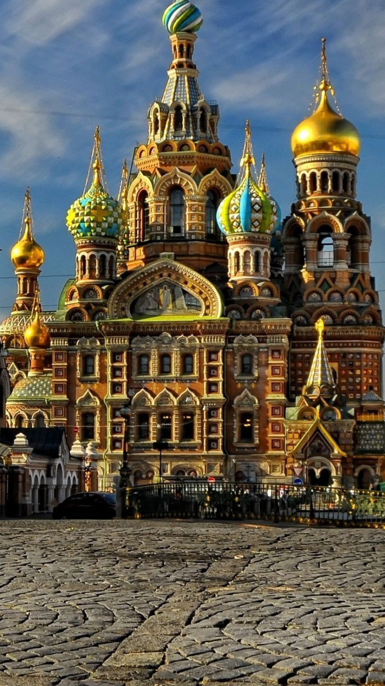 Rotes Und Braunes Betongebäude Unter Blauem Himmel Tagsüber. Wallpaper in 750x1334 Resolution