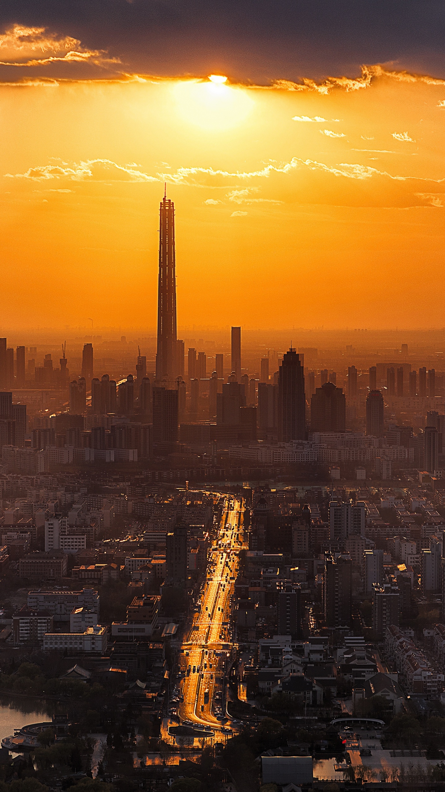 Horizonte de la Ciudad Durante la Puesta de Sol Con Cuerpo de Agua. Wallpaper in 1440x2560 Resolution