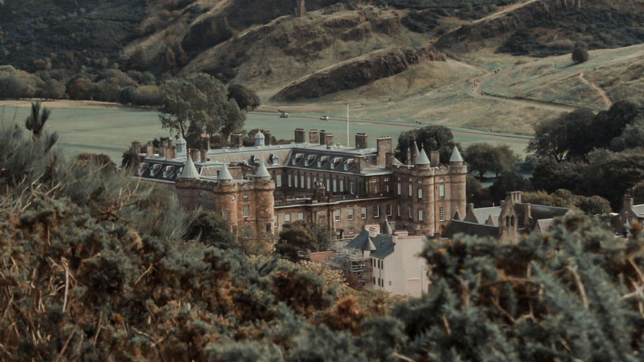 Edificio de Hormigón Blanco en la Cima de la Montaña. Wallpaper in 1280x720 Resolution