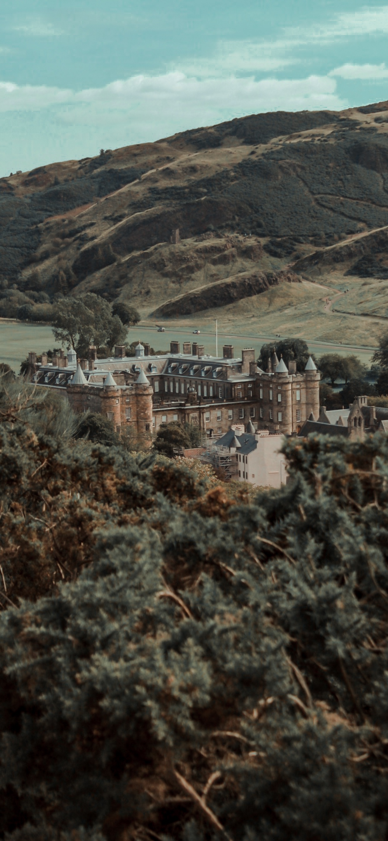 Bâtiment en Béton Blanc au Sommet de la Montagne. Wallpaper in 1242x2688 Resolution