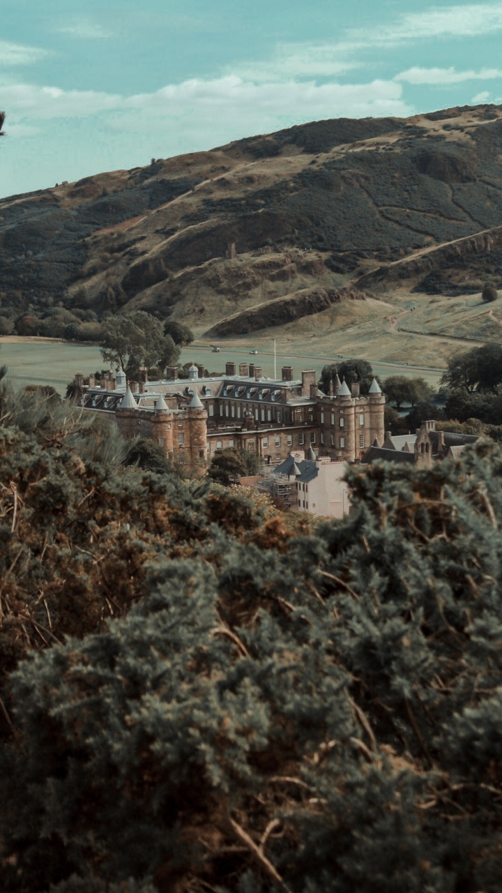 Bâtiment en Béton Blanc au Sommet de la Montagne. Wallpaper in 720x1280 Resolution