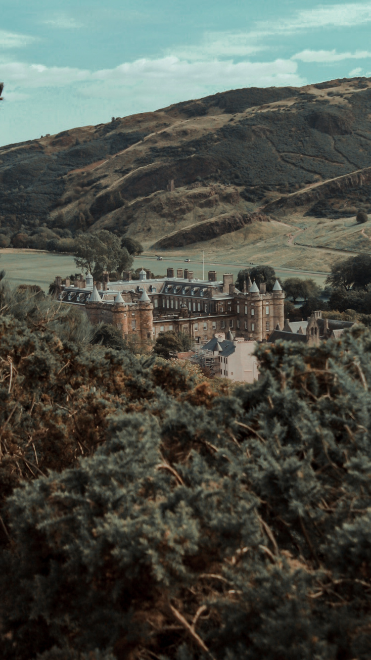 Bâtiment en Béton Blanc au Sommet de la Montagne. Wallpaper in 750x1334 Resolution