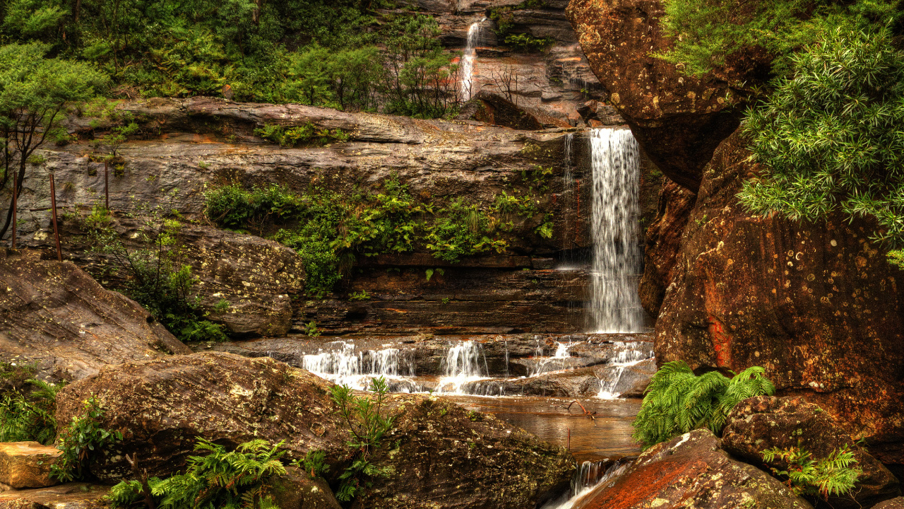 Wasser Fällt Mitten in Den Wald. Wallpaper in 1280x720 Resolution