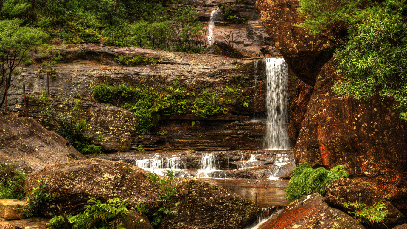 Wasser Fällt Mitten in Den Wald. Wallpaper in 1366x768 Resolution