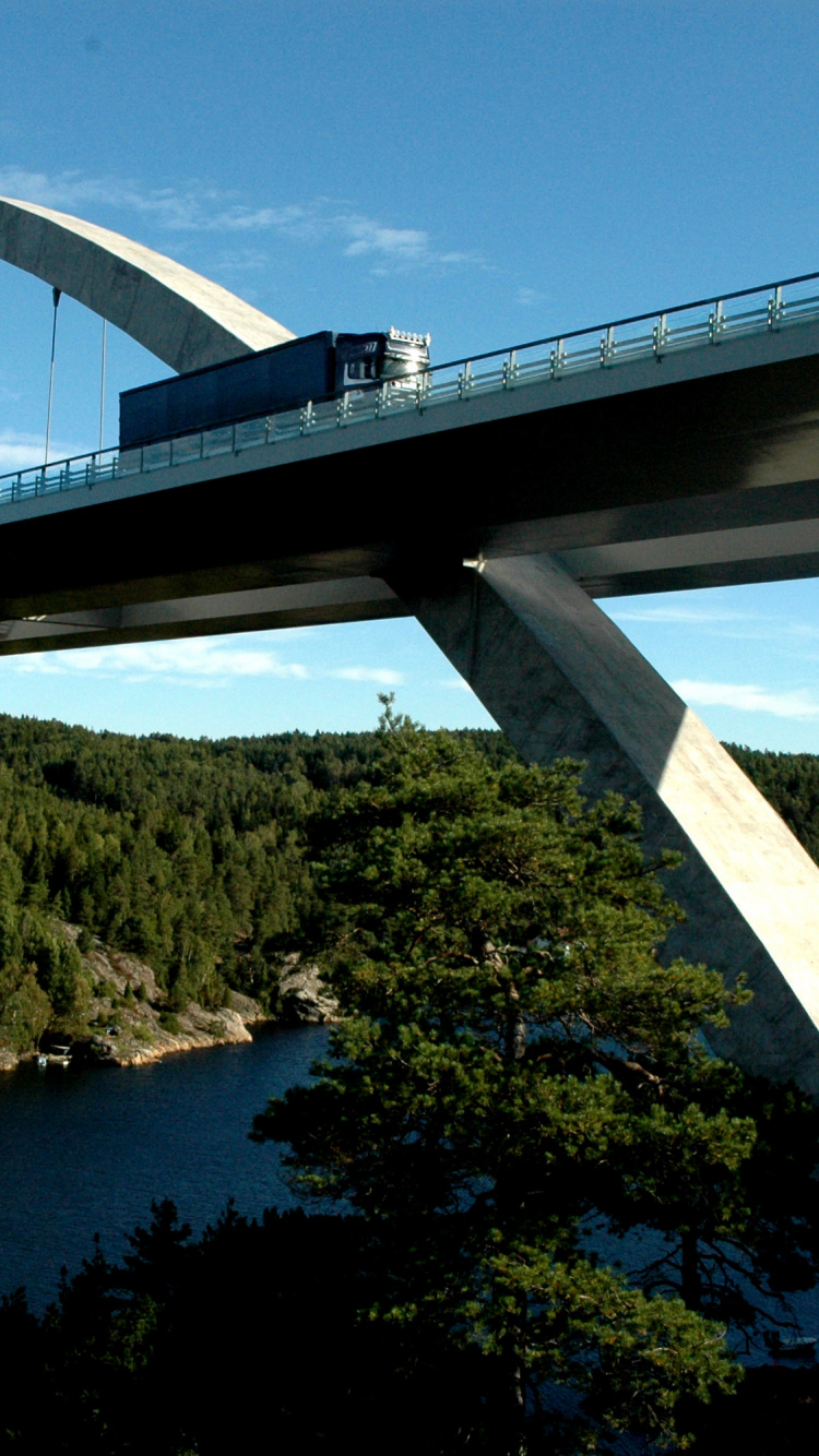 Pont Blanc Sur la Rivière Pendant la Journée. Wallpaper in 750x1334 Resolution