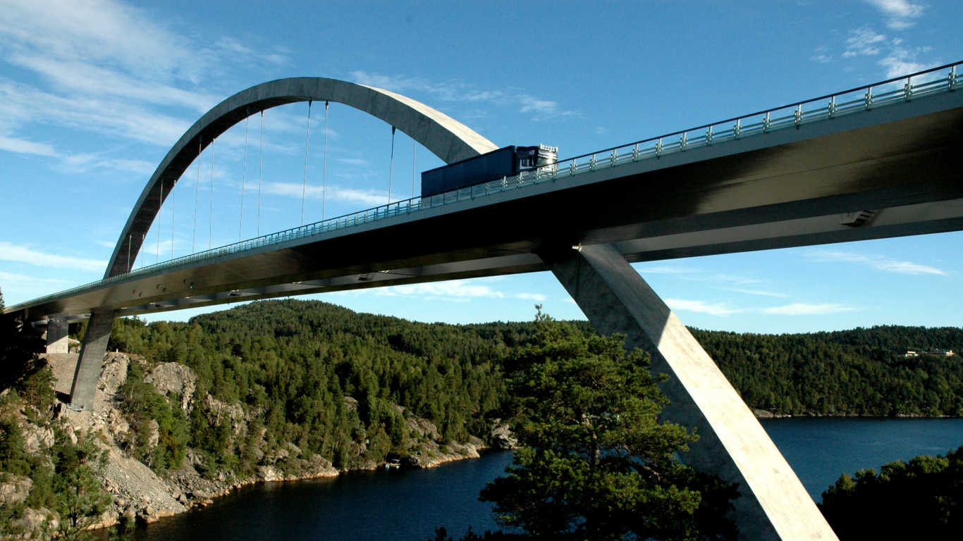 Puente Blanco Sobre el Río Durante el Día. Wallpaper in 1366x768 Resolution