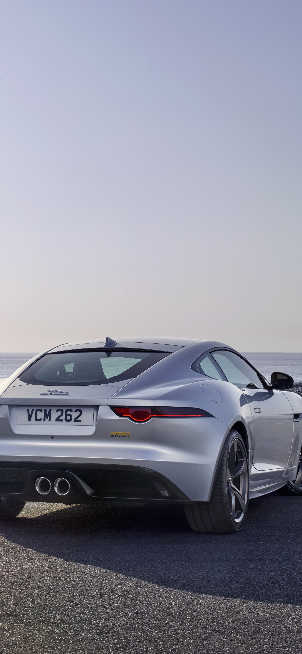 Plata Bmw m 3 Coupe Sobre Carretera de Asfalto Gris. Wallpaper in 1242x2688 Resolution