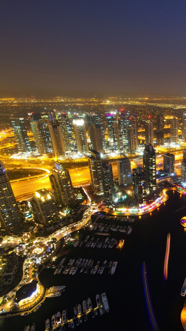 Ciudad Con Edificios de Gran Altura Durante la Noche.. Wallpaper in 720x1280 Resolution