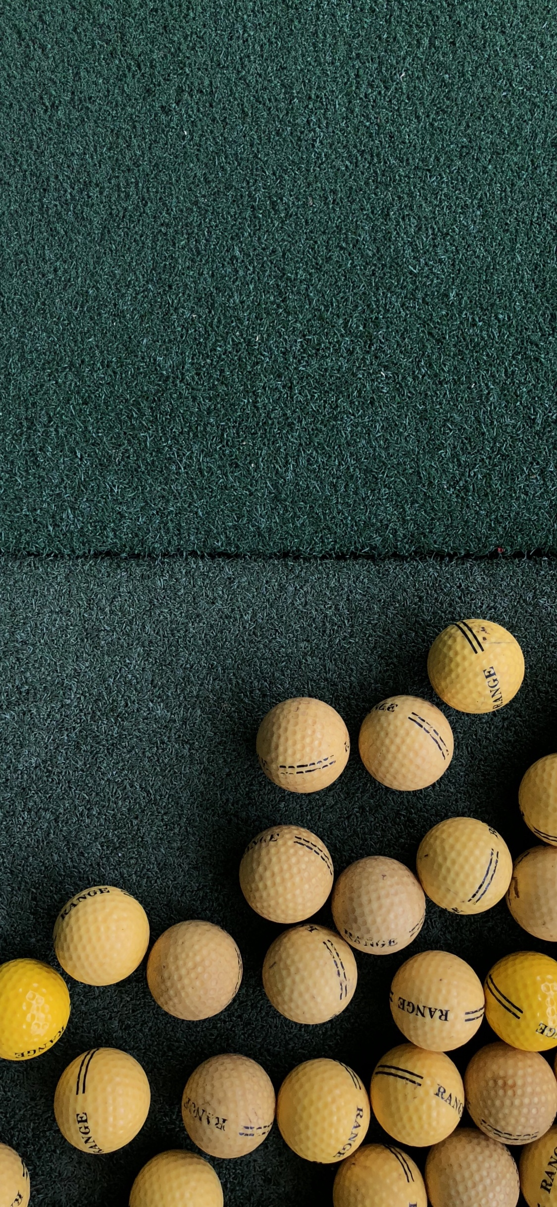 Pelotas de Golf Blancas Sobre Textil Verde. Wallpaper in 1125x2436 Resolution